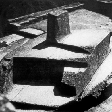 Intihuatana; huggen i klippan Machu Picchu, Peru. Intihuatana var en rituell sten från Inkakulturen att positionera solen vid olika tidpunkter.